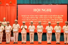 Khen thưởng 59 tập thể, cá nhân trong thực hiện cuộc vận động xây dựng phong cách người Công an nhân dân