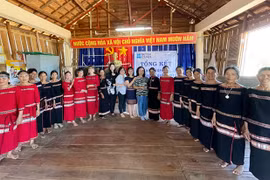 Hoàn thành Dự án "Bảo tồn và phát triển dệt thổ cẩm Bahnar" ở xã Kông Lơng Khơng