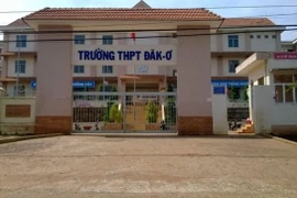 Một hiệu trưởng tử vong nghi rơi từ tầng 3 xuống