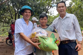 "Vượt sóng" vận động học sinh tới trường