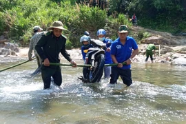 Lên 'cổng trời' xây nhà giúp dân