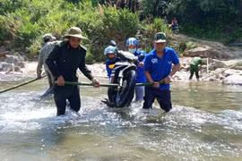 Lên 'cổng trời' xây nhà giúp dân