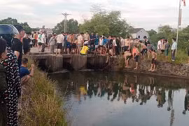 Hà Tĩnh: Nữ sinh lớp 8 đuổi nước thương tâm tại kênh chính hồ Kẻ Gỗ