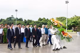 Lãnh đạo TP. Pleiku và TP. Tuy Hòa dâng hoa, dâng hương tưởng niệm Chủ tịch Hồ Chí Minh