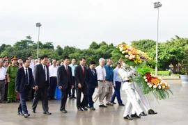 Lãnh đạo TP. Pleiku và TP. Tuy Hòa dâng hoa, dâng hương tưởng niệm Chủ tịch Hồ Chí Minh