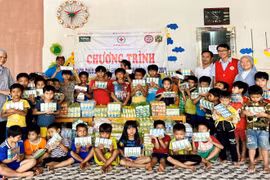 Trao 105 thùng sữa cho trẻ em nghèo, khuyết tật ở TP. Pleiku