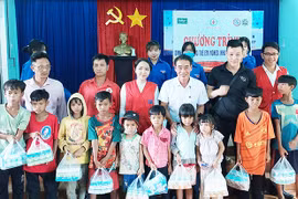 Tặng quà cho trẻ em nghèo của huyện Chư Sê và Phú Thiện