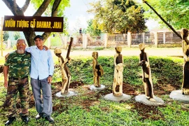 Lắp đặt "Vườn tượng gỗ Bahnar, Jrai" tại làng Ia Nueng, xã Biển Hồ