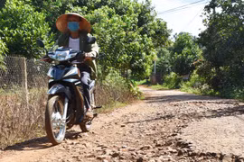 Người dân Ia Krai khổ sở vì đường xuống cấp