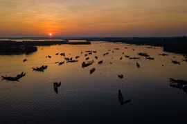 Độc đáo chợ nổi lúc mờ sương trên phá Tam Giang, mặt trời lên là... tan