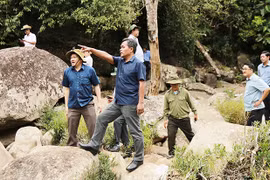 Bí thư Tỉnh ủy Hồ Văn Niên thăm làng Hà Đừng 1 và khảo sát thác Kon Bông