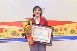 Võ sĩ Lê Thị Nhi nhận bằng khen của Bộ trưởng Bộ Văn hóa-Thể thao và Du lịch
