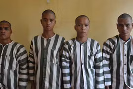 Hết tiền uống rượu, nhóm trai làng rủ nhau đi cướp