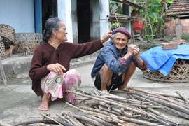 Hai mảnh đời xa lạ sống nương tựa nhau hơn 1/3 thế kỷ