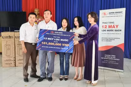 Tập đoàn Super Energy tặng 100 thẻ bảo hiểm y tế, 12 máy lọc nước cho xã Ia Băng và Ia Phìn