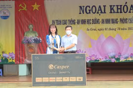 Tặng thiết bị dạy và học cho Trường THPT A Sanh