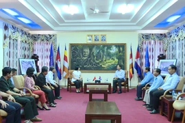 Lãnh đạo Ban Chuyên trách tỉnh Gia Lai thăm, chào xã giao Tỉnh trưởng Preah Vihear