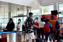 Gây rối trật tự, hút thuốc trên máy bay, 2 hành khách bị cấm bay