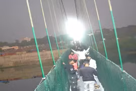 Vụ sập cầu khiến 132 người chết ở Ấn Độ: Cảnh sát bắt giữ 9 đối tượng