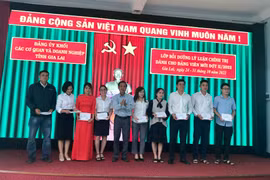 Bế giảng lớp bồi dưỡng lý luận chính trị cho đảng viên mới