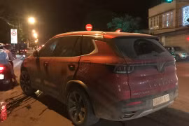 Tạm giữ lái xe ô tô tông vào 3 xe máy khiến 4 người bị thương