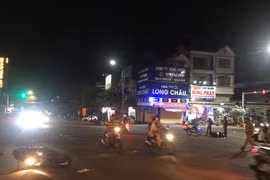 Pleiku: Đang dừng đèn đỏ, 3 xe máy bị ô tô tông từ phía sau