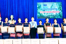 Tặng 2.000 bếp đun tiết kiệm năng lượng cho phụ nữ dân tộc thiểu số huyện Kông Chro