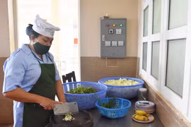 Thiếu tá Lê Thị Thương hết lòng chăm chút bữa ăn cho cán bộ, chiến sĩ