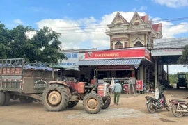 Người dân vùng biên Đắk Nông xin xăng dọc đường, đi 10km mới đổ được xăng