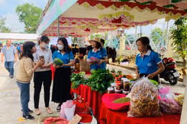 Krông Pa: 20 gian hàng tham gia phiên chợ giao lưu-kết nối sản phẩm nông sản an toàn