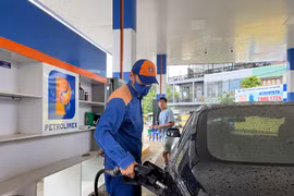 Chiều 21-10, giá xăng tăng thêm 200-340 đồng/lít