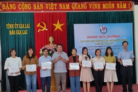 Gần 40 học viên được cấp giấy chứng nhận bồi dưỡng nghiệp vụ báo chí