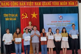 Gần 40 học viên được cấp giấy chứng nhận bồi dưỡng nghiệp vụ báo chí