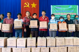 Tặng 400 bếp đun tiết kiệm năng lượng cho phụ nữ dân tộc thiểu số huyện Chư Pưh