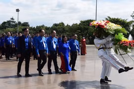 Đoàn đại biểu dự Đại hội Đoàn toàn tỉnh dâng hoa, dâng hương tưởng nhớ Bác Hồ và các Anh hùng liệt sĩ