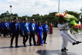 Đoàn đại biểu dự Đại hội Đoàn toàn tỉnh dâng hoa, dâng hương tưởng nhớ Bác Hồ và các Anh hùng liệt sĩ