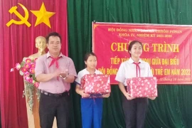 Thường trực HĐND xã Chrôh Pơnan đối thoại với trẻ em