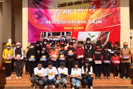 Tặng 1.000 suất quà cho học sinh khó khăn ở huyện Đak Đoa