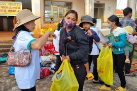 Chư Sê trao 400 phần quà cho hộ nghèo, cận nghèo, học sinh có hoàn cảnh khó khăn