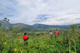 Khảo sát vị trí bay dù lượn tại núi lửa Chư Đang Ya