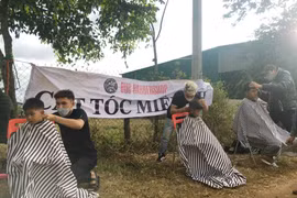 Cắt tóc miễn phí cho người dân làng Ia Gri