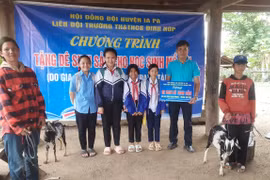 Trường Tiểu học và THCS Đinh Núp tặng sinh kế cho 3 học sinh mồ côi