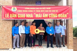 Trao nhà "Mái ấm Công đoàn" cho công nhân có hoàn cảnh khó khăn