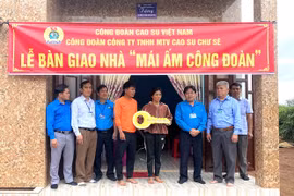 Trao nhà "Mái ấm Công đoàn" cho công nhân có hoàn cảnh khó khăn