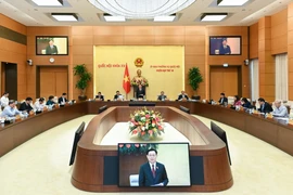 Ủy ban Thường vụ Quốc hội thảo luận phương án điều chỉnh tiền lương