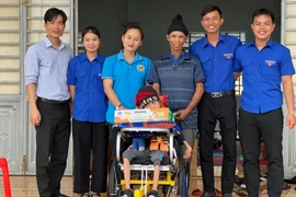 Chư Păh tặng xe lăn cho trẻ em bị bại não
