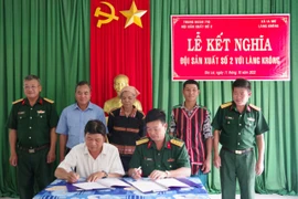 Trung đoàn 710 tổ chức kết nghĩa giữa Đội sản xuất với làng Krông