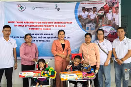 Phú Thiện tặng xe lăn cho trẻ em bị bại não, khuyết tật