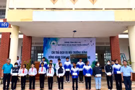 Quỹ Bảo vệ và Phát triển rừng tỉnh trao học bổng, tặng quà cho học sinh vùng khó
