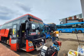 Bến xe Miền Đông mới vắng khách: Xe dù, bến cóc hớt tay trên